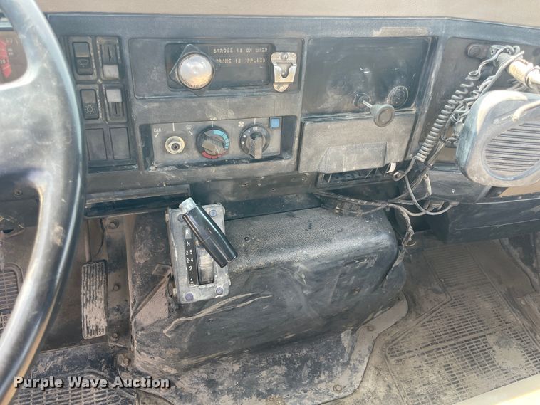 image for item JQ9658 1995 International 4700  flatbed truck