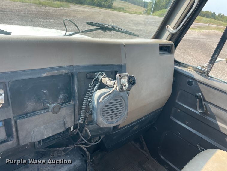 image for item JQ9658 1995 International 4700  flatbed truck