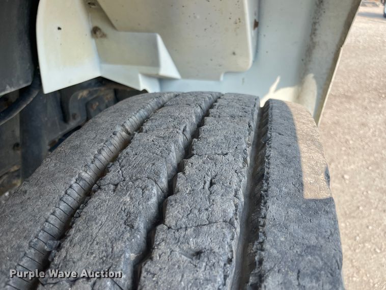 image for item JQ9658 1995 International 4700  flatbed truck