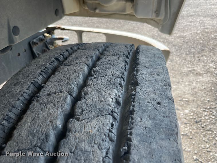 image for item JQ9658 1995 International 4700  flatbed truck