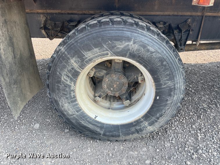 image for item JQ9658 1995 International 4700  flatbed truck