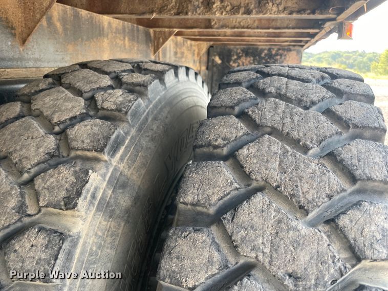 image for item JQ9658 1995 International 4700  flatbed truck