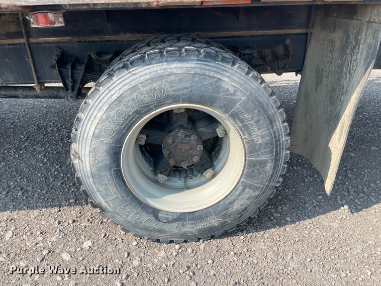 image for item JQ9658 1995 International 4700  flatbed truck