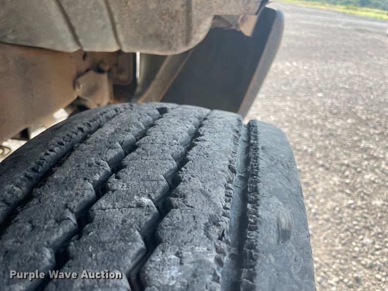 image for item JQ9659 1999 Ford F550 Super Duty  flatbed truck