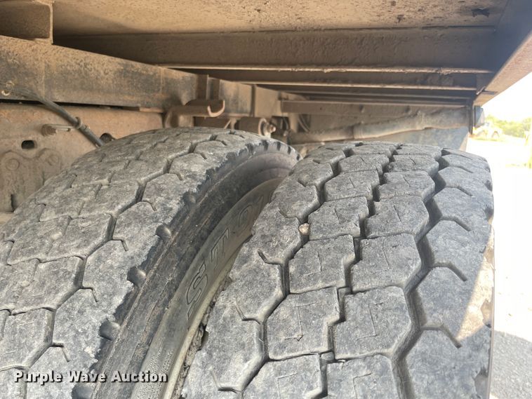 image for item JQ9659 1999 Ford F550 Super Duty  flatbed truck