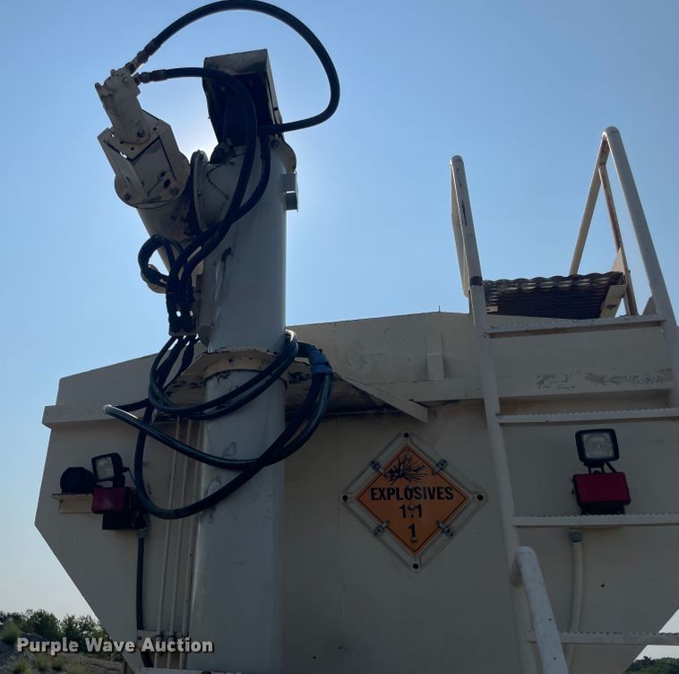 image for item JQ9660 2009 International 7500  ANFO bulk handling truck