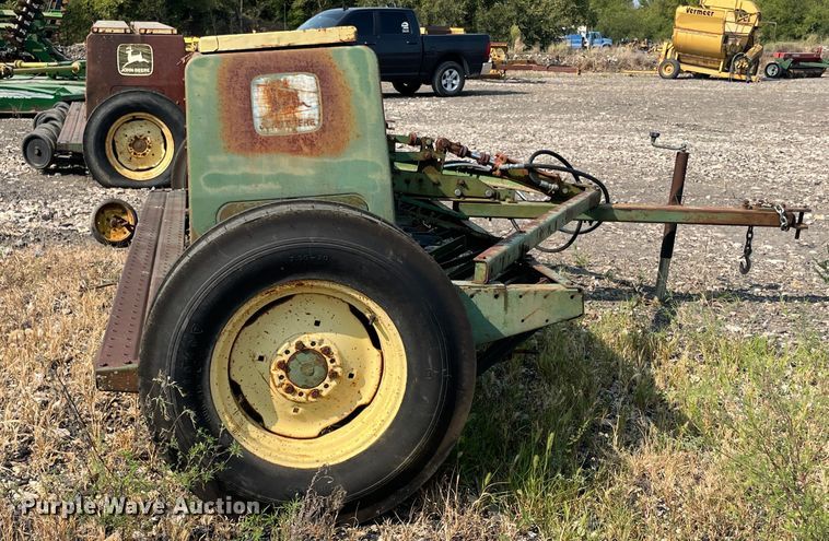 image for item JQ9663 (2) John Deere 8000 grain drills