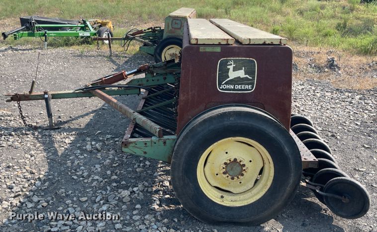 image for item JQ9663 (2) John Deere 8000 grain drills