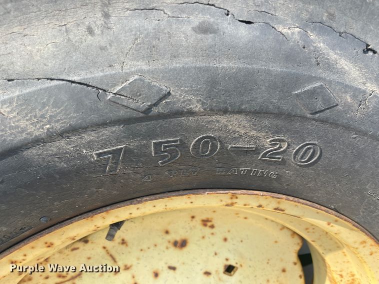 image for item JQ9663 (2) John Deere 8000 grain drills