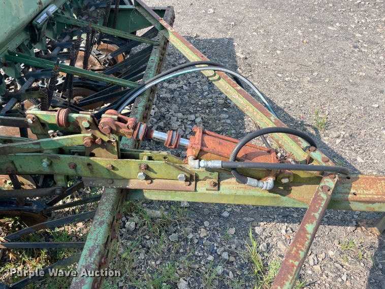 image for item JQ9663 (2) John Deere 8000 grain drills