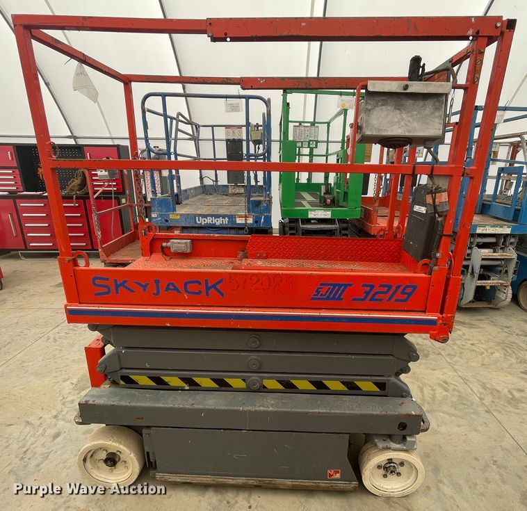 image for item JQ9712 2004 Skyjack SJIII 3219  scissor lift