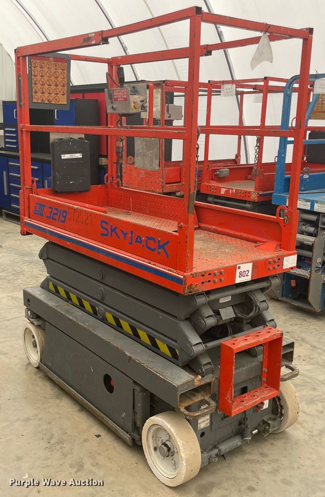 image for item JQ9712 2004 Skyjack SJIII 3219  scissor lift