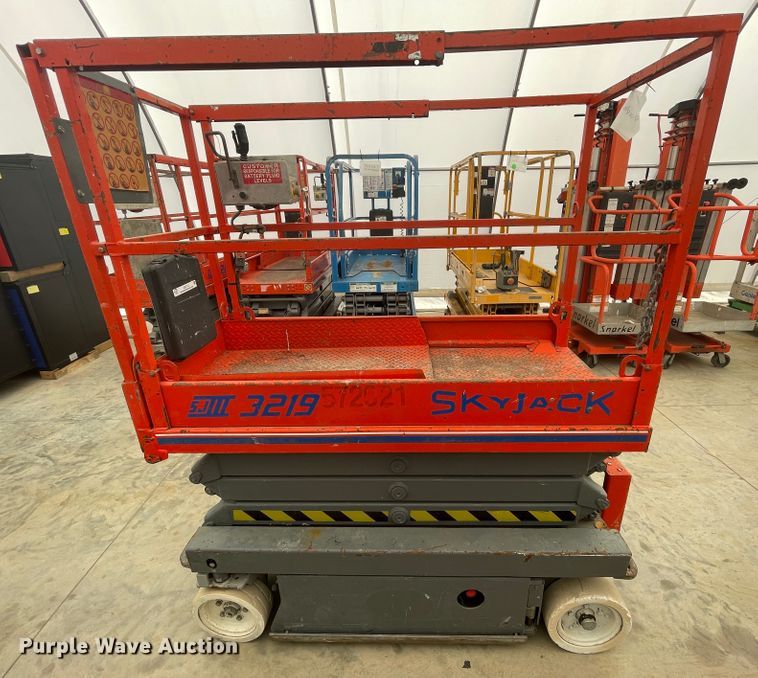 image for item JQ9712 2004 Skyjack SJIII 3219  scissor lift