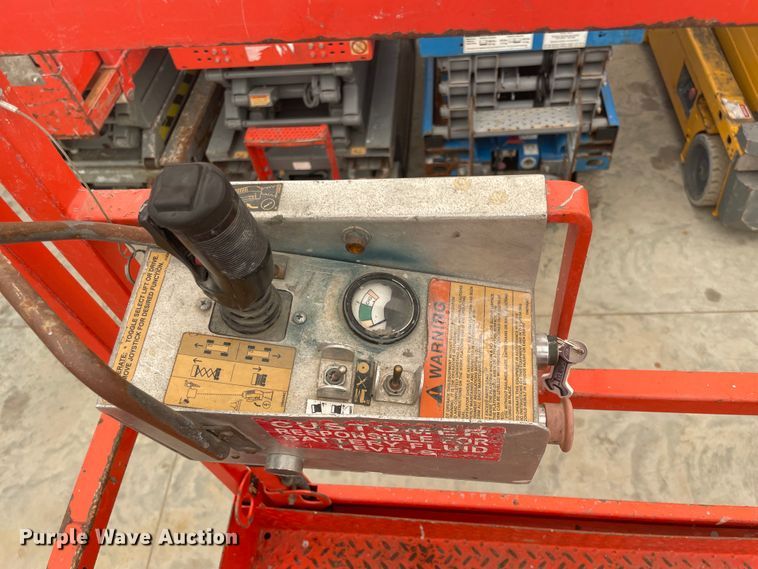 image for item JQ9712 2004 Skyjack SJIII 3219  scissor lift