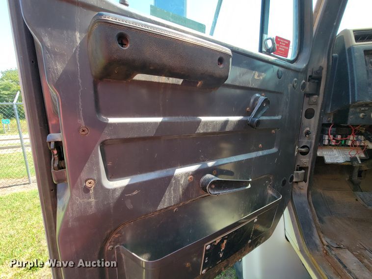 image for item KD9524 1995 International 4900  box truck