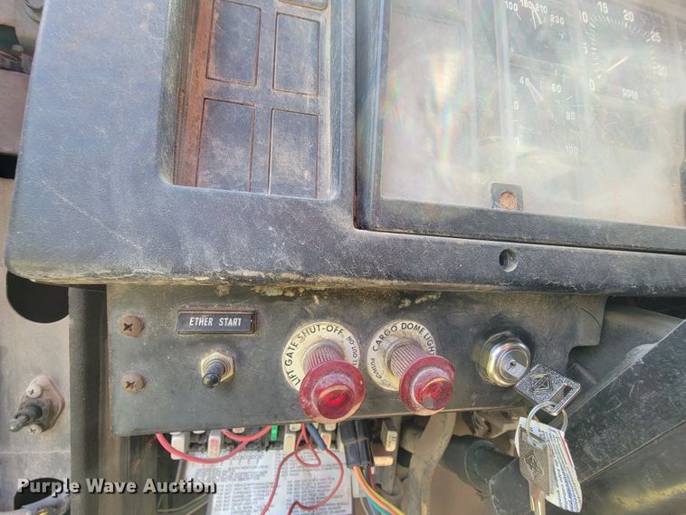 image for item KD9524 1995 International 4900  box truck