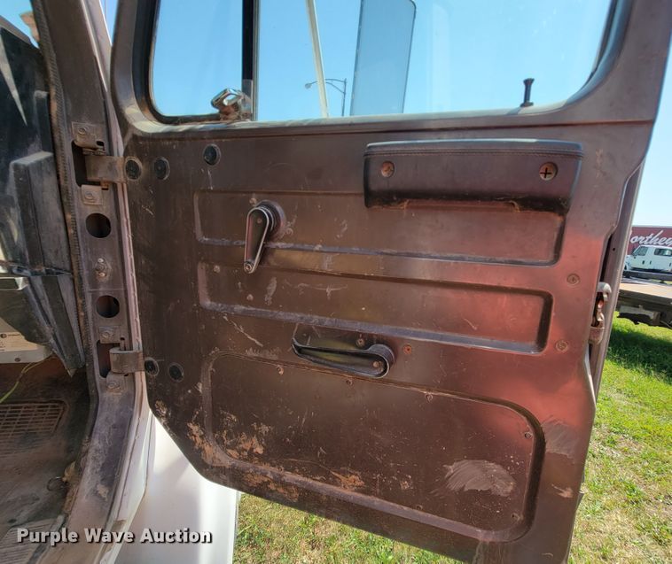 image for item KD9525 1993 International 4900  box truck