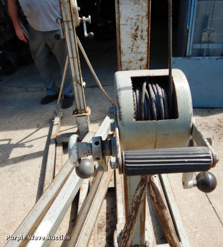 image for item KI9607 (2) 520A lift and Roger lift dolly