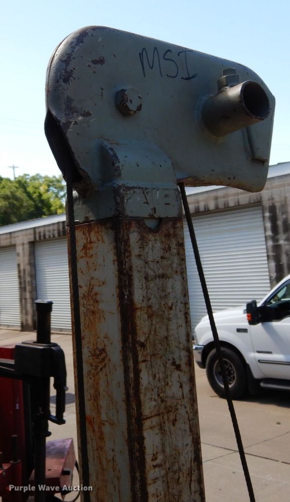 image for item KI9607 (2) 520A lift and Roger lift dolly