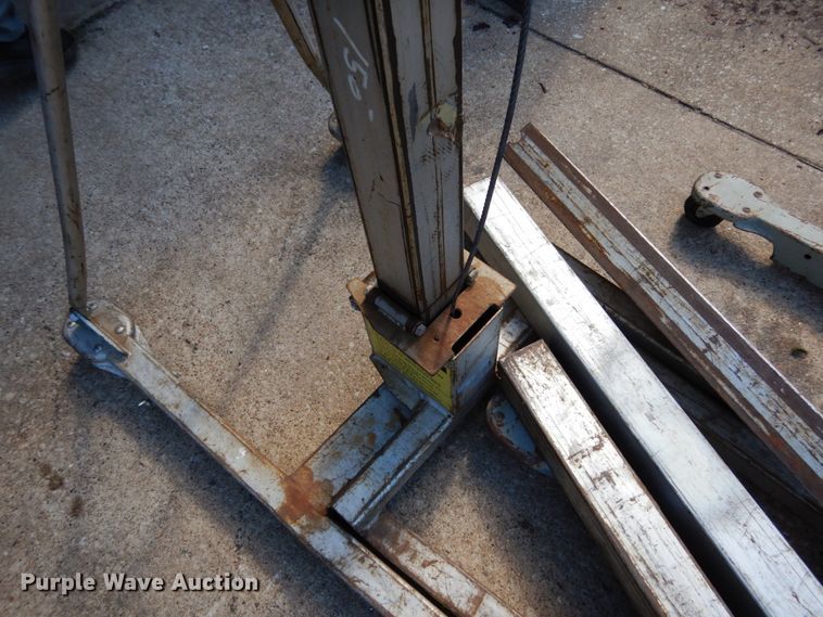 image for item KI9607 (2) 520A lift and Roger lift dolly