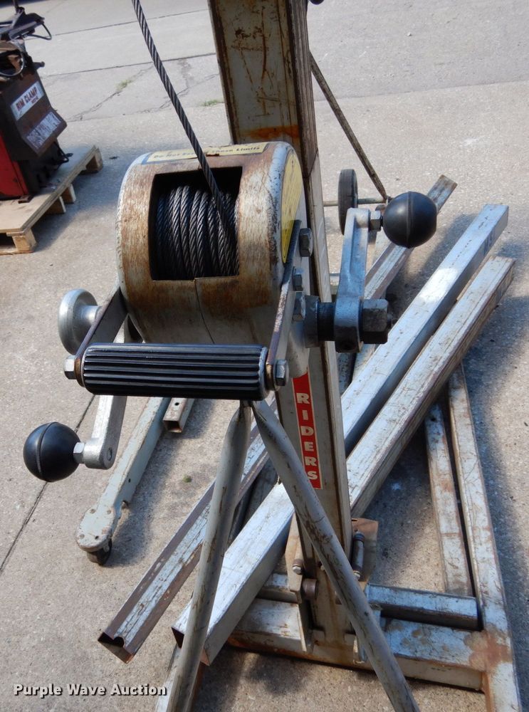 image for item KI9607 (2) 520A lift and Roger lift dolly