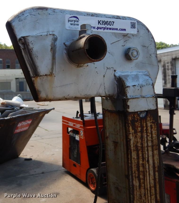 image for item KI9607 (2) 520A lift and Roger lift dolly