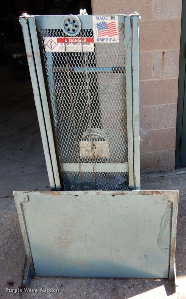 image for item KI9607 (2) 520A lift and Roger lift dolly