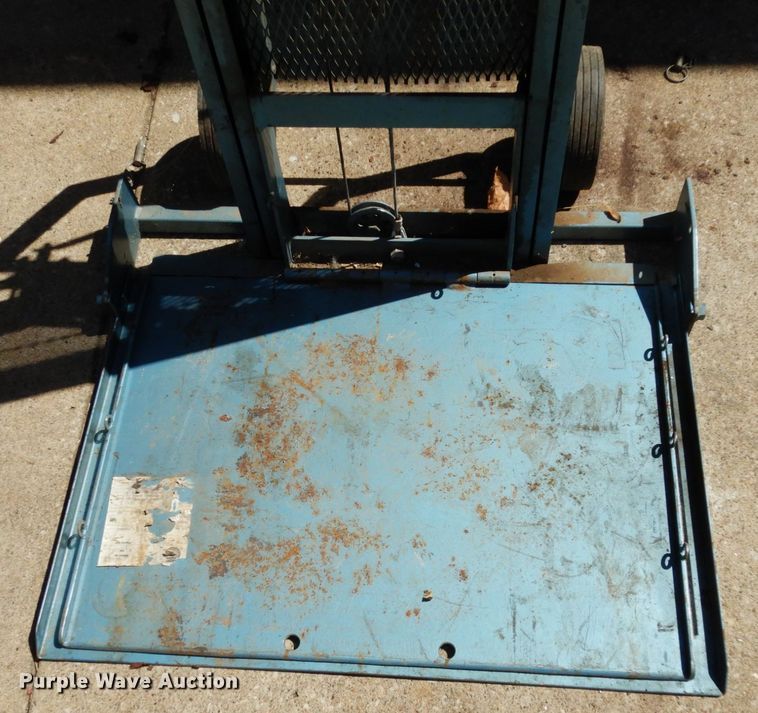image for item KI9607 (2) 520A lift and Roger lift dolly