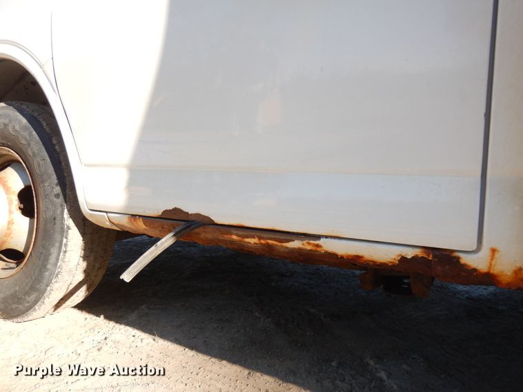 image for item KJ9947 2010 Chevrolet Express 3500  box truck