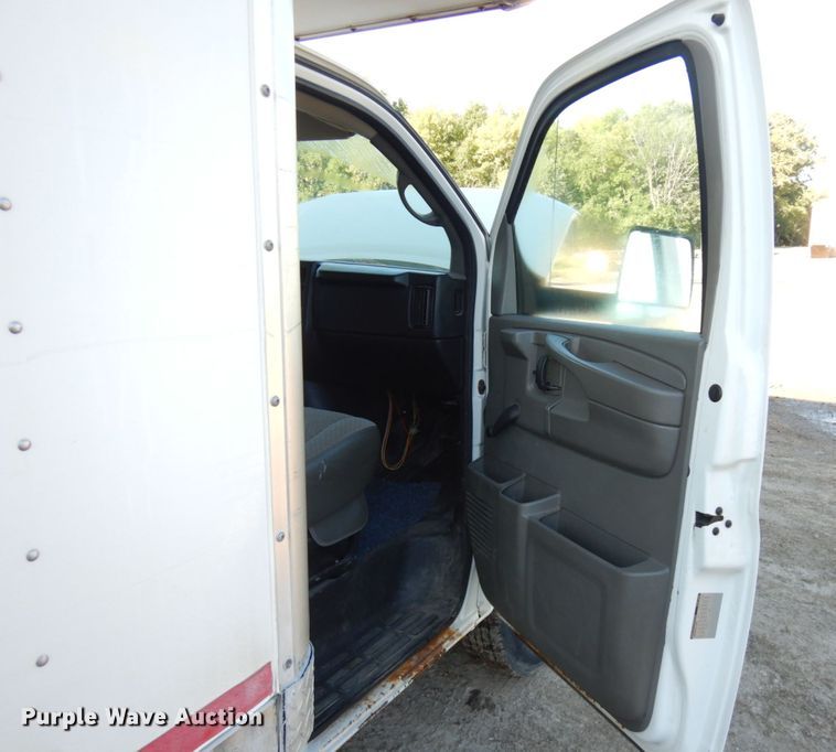 image for item KJ9947 2010 Chevrolet Express 3500  box truck