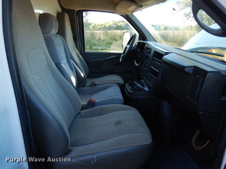 image for item KJ9947 2010 Chevrolet Express 3500  box truck