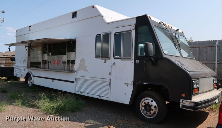 image for item KQ9739 2003 Freightliner MT55  food truck