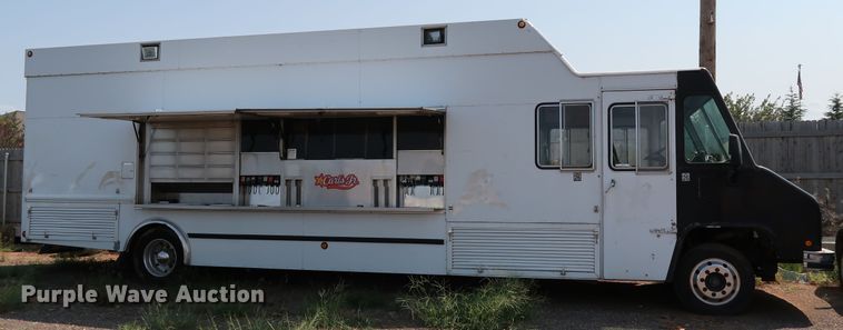 image for item KQ9739 2003 Freightliner MT55  food truck