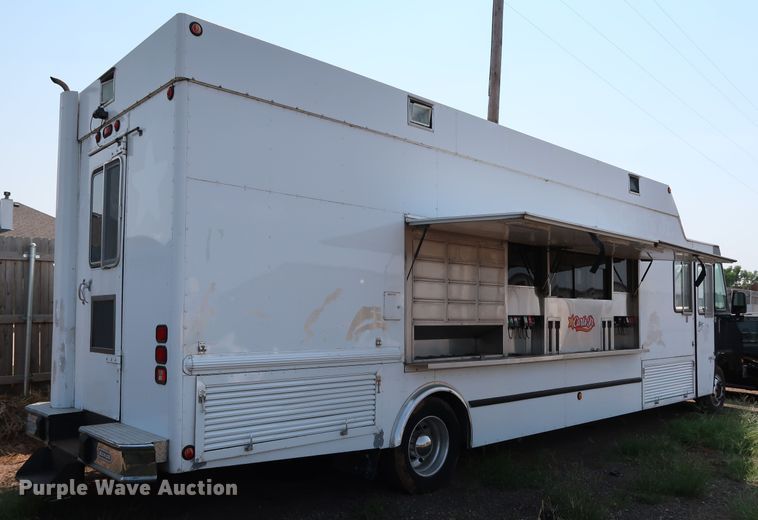 image for item KQ9739 2003 Freightliner MT55  food truck