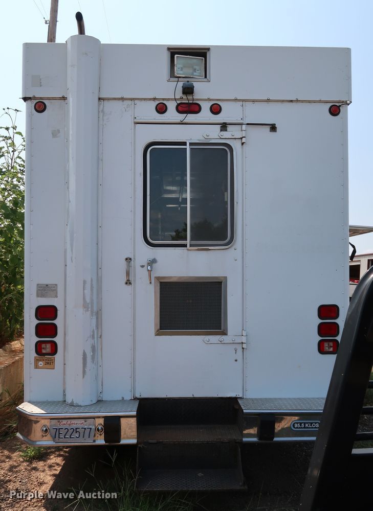 image for item KQ9739 2003 Freightliner MT55  food truck