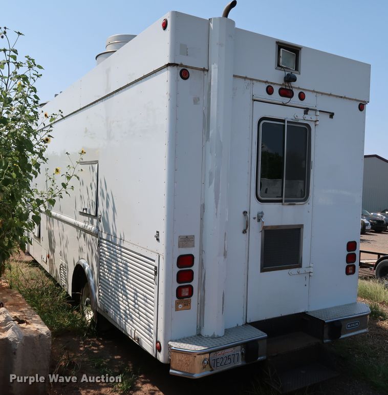 image for item KQ9739 2003 Freightliner MT55  food truck