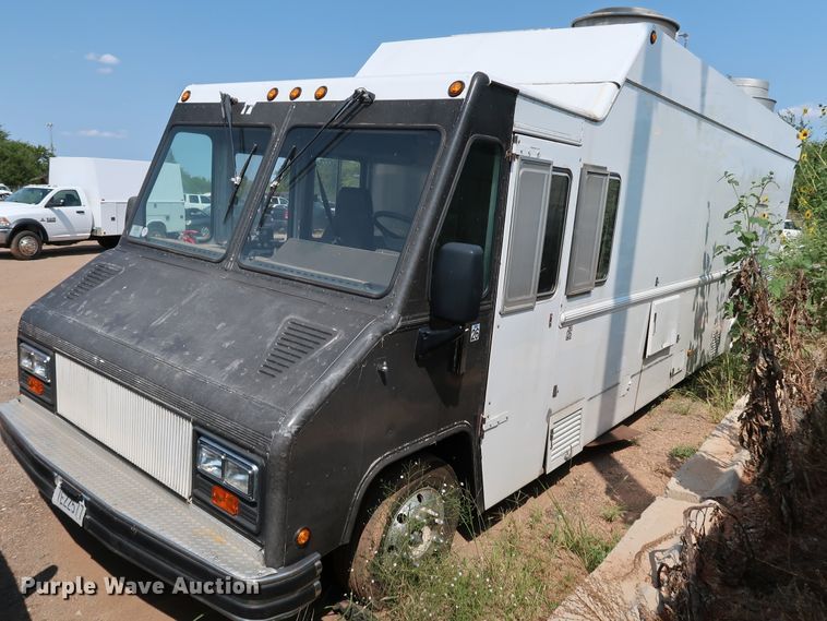 image for item KQ9739 2003 Freightliner MT55  food truck