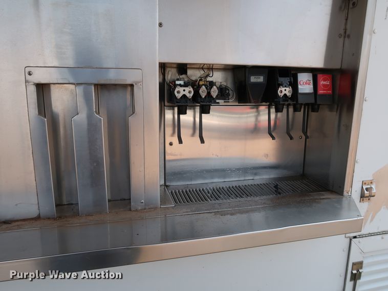 image for item KQ9739 2003 Freightliner MT55  food truck