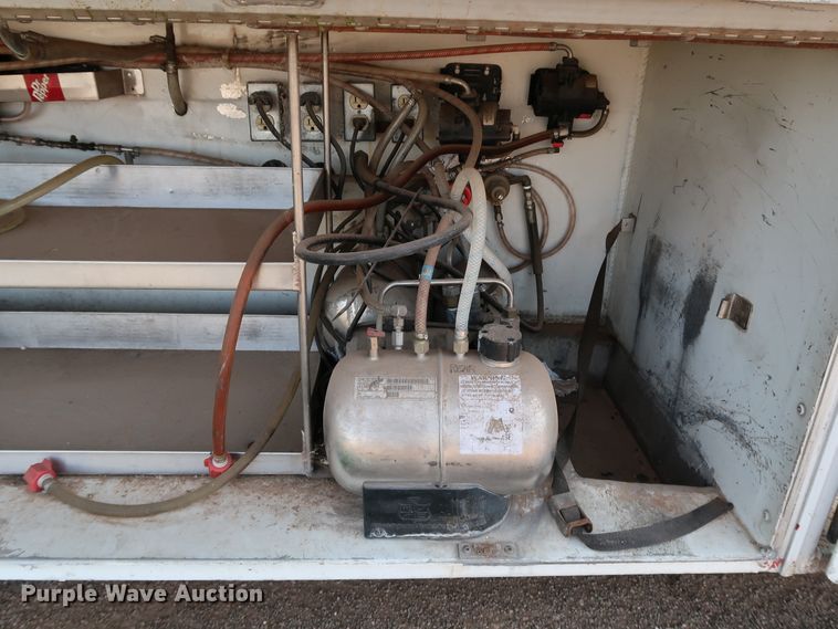 image for item KQ9739 2003 Freightliner MT55  food truck