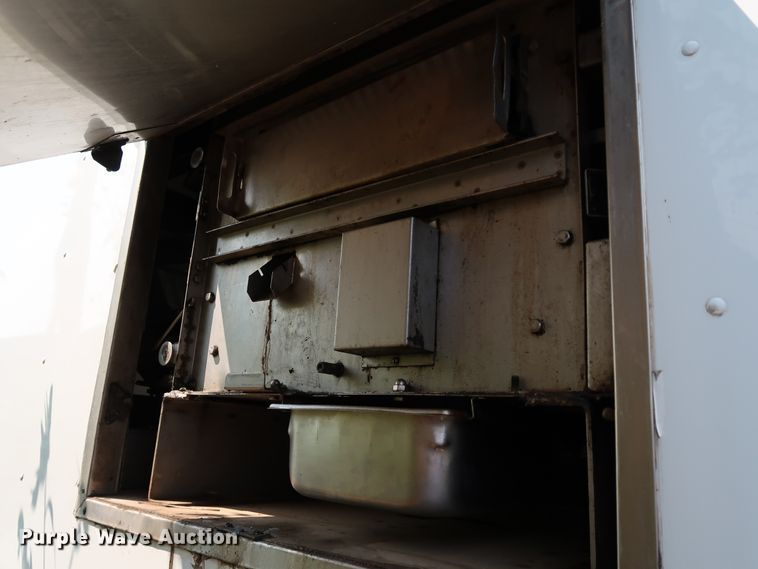 image for item KQ9739 2003 Freightliner MT55  food truck