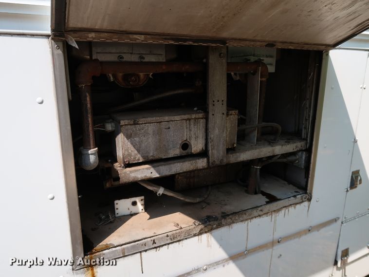 image for item KQ9739 2003 Freightliner MT55  food truck