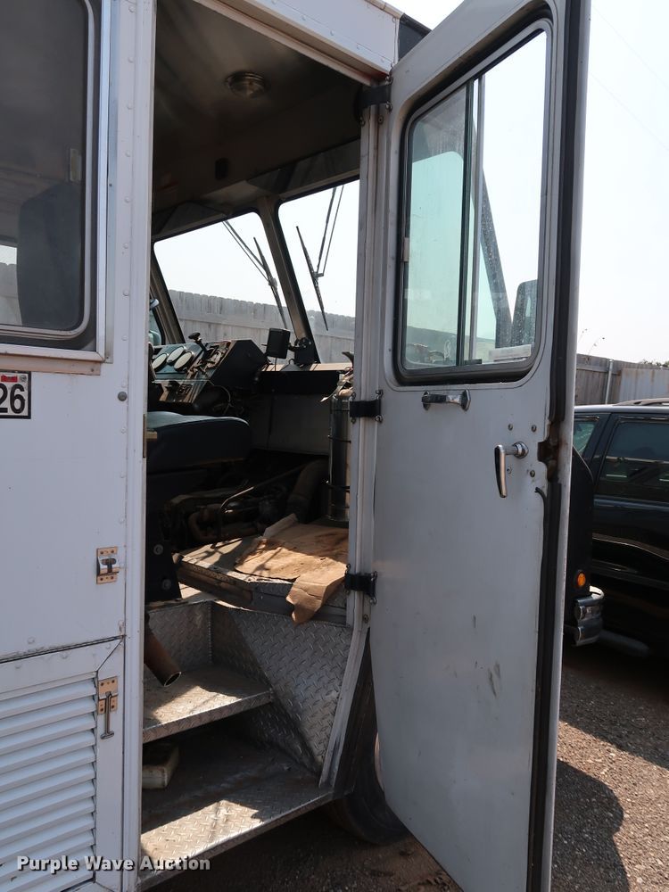 image for item KQ9739 2003 Freightliner MT55  food truck