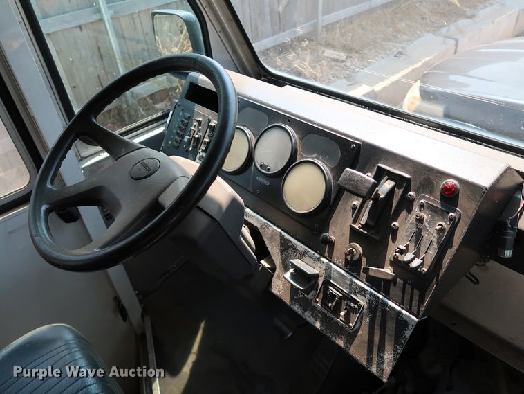 image for item KQ9739 2003 Freightliner MT55  food truck