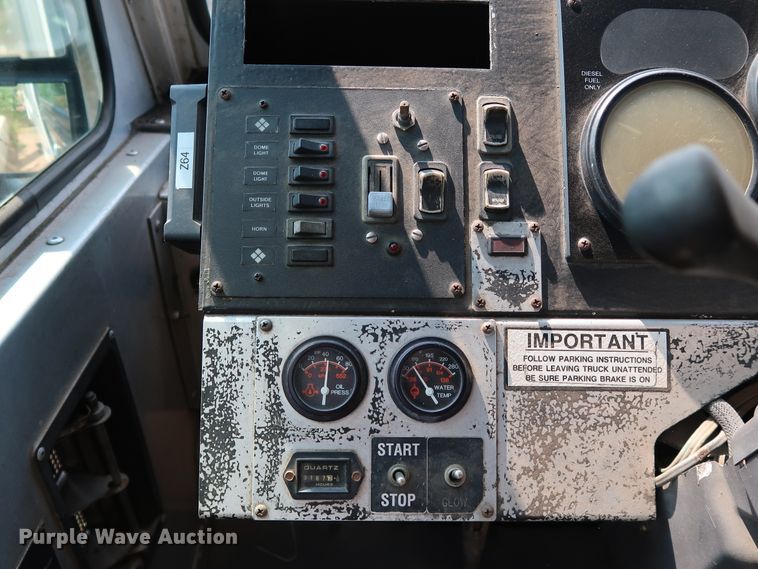 image for item KQ9739 2003 Freightliner MT55  food truck