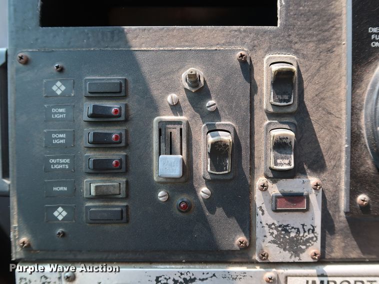 image for item KQ9739 2003 Freightliner MT55  food truck