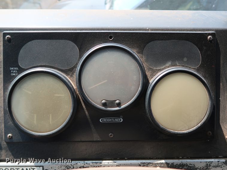 image for item KQ9739 2003 Freightliner MT55  food truck