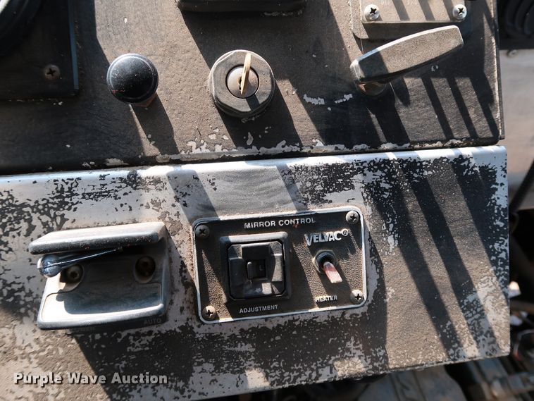 image for item KQ9739 2003 Freightliner MT55  food truck