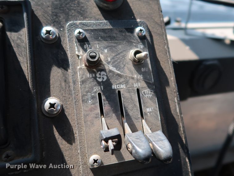 image for item KQ9739 2003 Freightliner MT55  food truck