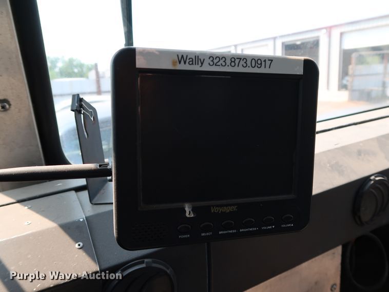 image for item KQ9739 2003 Freightliner MT55  food truck