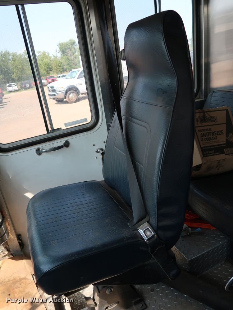 image for item KQ9739 2003 Freightliner MT55  food truck